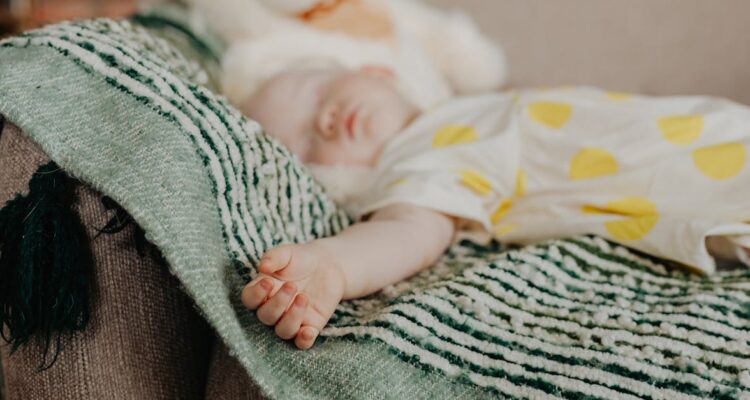 découvrez l'importance de la sécurité des nourrissons avec notre guide sur les meilleures pratiques, équipements et conseils pour protéger votre bébé à chaque étape de son développement. assurez-vous que votre petit soit en sécurité à la maison et à l'extérieur.