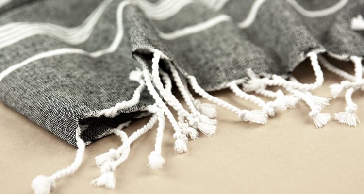 découvrez la fouta, ce drap traditionnel en coton, parfait pour vos journées à la plage ou au spa. son confort et sa légèreté en font l'accessoire idéal pour se sécher rapidement ou se prélasser au soleil. available in various colors and patterns, the fouta adds a touch of elegance à votre été.